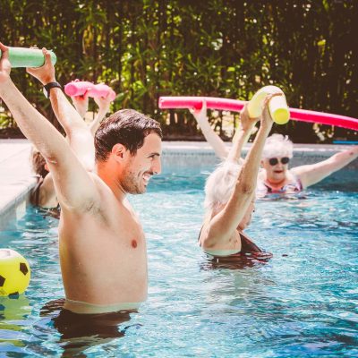 Activité aquatique dans la piscine de la résidence séniors "Le Flaugergues"