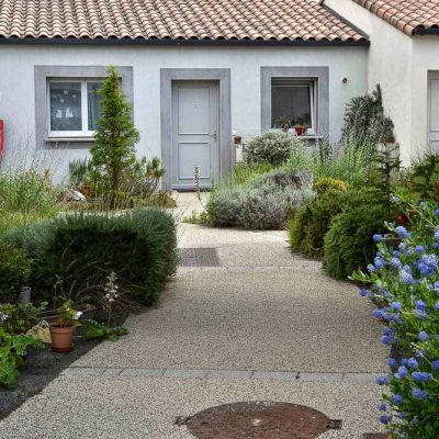 Jardin et plantes devant les appartements et maisons du Domaine de Maleska