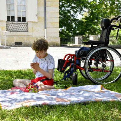 Enfant jouant dans le jardin de l'IME Terre d'Envol