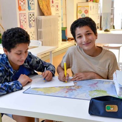 Enfants faisant du dessin à l'IME Terre d'Envol