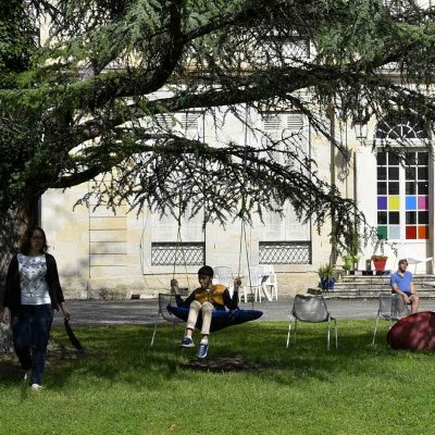 Enfants et personnel dans le jardin de l'IME Terre d'Envol