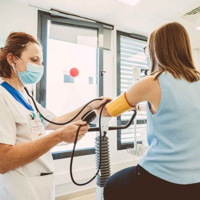 Prise de tension sur un patient à la Clinique Via Domitia à Lunel