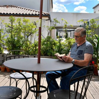 Terrasse extérieure d'une résidence Domaine de Maleska