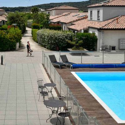 Vue de la piscine du Domaine de Maleska